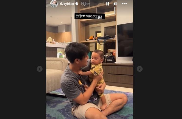 Potret Baby Leslar Lancar Berjalan (Instagram/@rizkybillar)