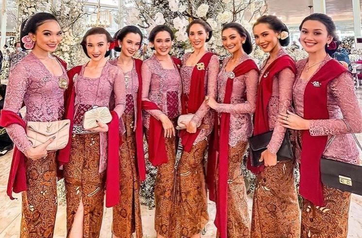Momen Finalis Puteri Indonesia Jadi Bridesmaid Erina Gudono. (Instagram/ginasinaga)