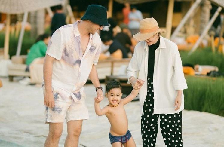 Potret Rifky Balweel Liburan di Bali. (Instagram/bibyalraen13)