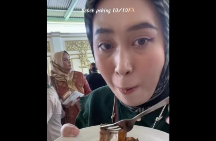 emak-emak ini jajal seluruh kuliner hidangan pernikahan Kaesang dan Erina (Instagram/@insta_julid)