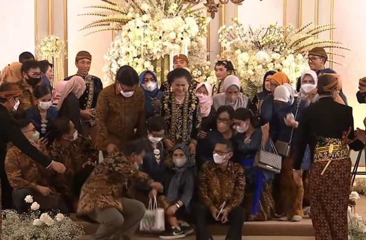 Potret Ibu Iriana Mendadak Reunian di Pelaminan (YouTube Presiden Joko Widodo)