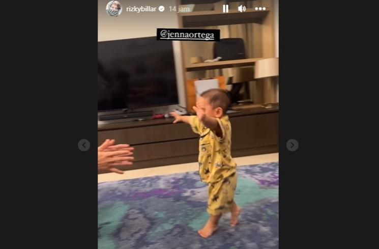 Potret Baby Leslar Lancar Berjalan (Instagram/@rizkybillar)