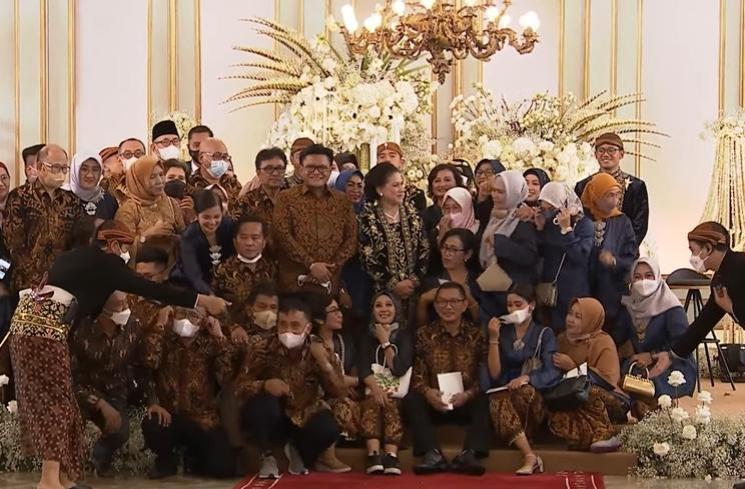 Potret Ibu Iriana Mendadak Reunian di Pelaminan (YouTube Presiden Joko Widodo)