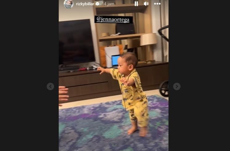 Potret Baby Leslar Lancar Berjalan (Instagram/@rizkybillar)