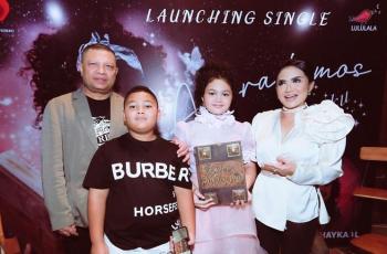 9 Potret Amora Lemos Launching Lagu, Resmi Debut Lewat Single Buku Mimpiku