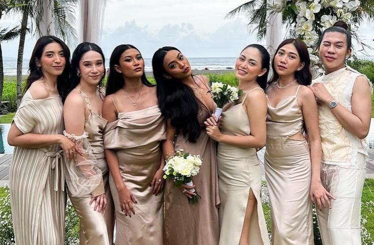 Potret Rachel Vennya Jadi Bridesmaid Bestie (Instagram/@vickyalaydrus)