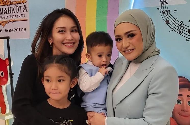 Potret Seleb di Ultah Adzam (Instagram/@ayutingting92)