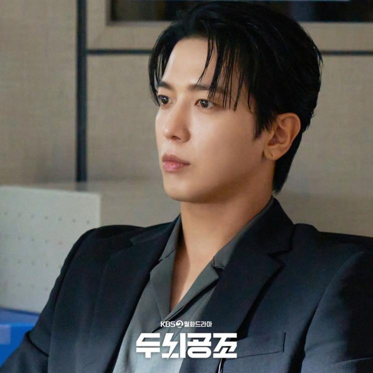 Potret Jung Yong Hwa di Brain Cooperation (Instagram/@kbsdrama)