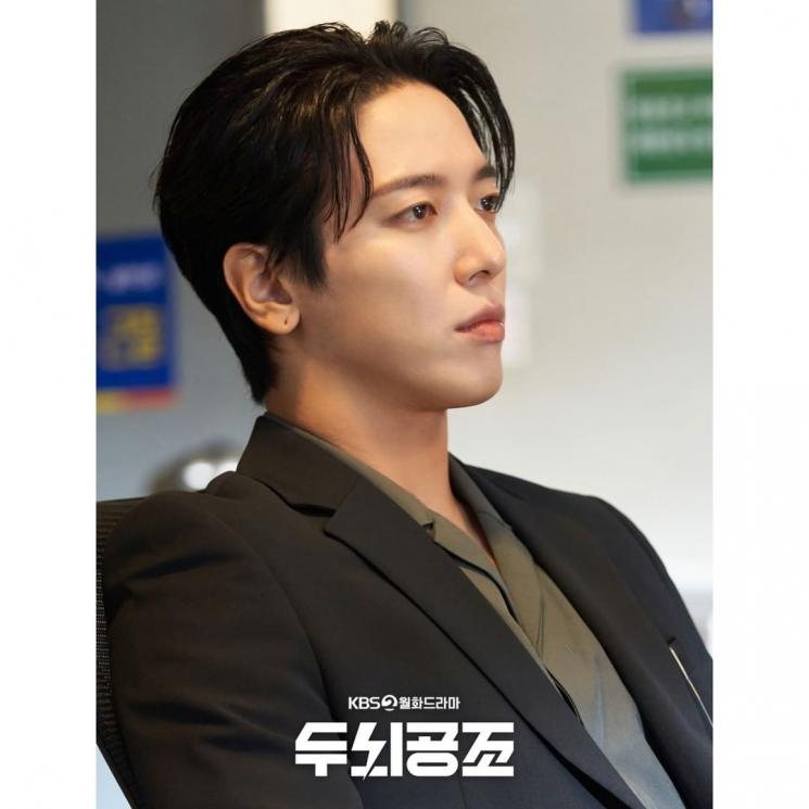 Potret Jung Yong Hwa di Brain Cooperation (Instagram/@kbsdrama)