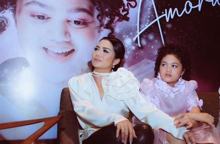 9 Potret Amora Lemos Launching Lagu Resmi Debut Lewat Single Buku Mimpiku 