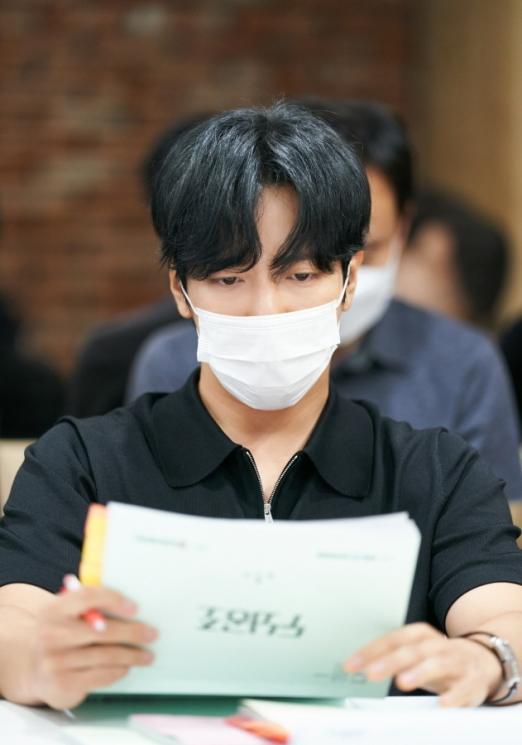 Potret Jung Yong Hwa di Brain Cooperation (Soompi)