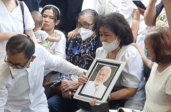 Pemakaman Remy Sylado Berlangsung Haru, Sang Istru Duduk Memangku Foto Almarhum