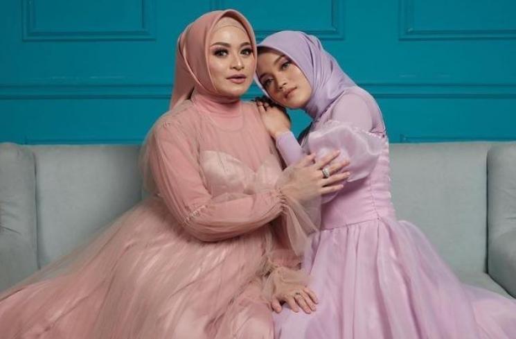Momen Akur Putri Delina dan Nathalie Holscher. (Instagram/putridelinaa)