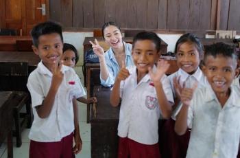 Nikita Willy Ikut Bagikan Makan Siang untuk Anak-anak SD di Sumba, Aksinya Tuai Sorotan