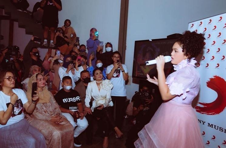 Amora Lemos Launching Lagu. (Instagram/@krisdayantilemos)