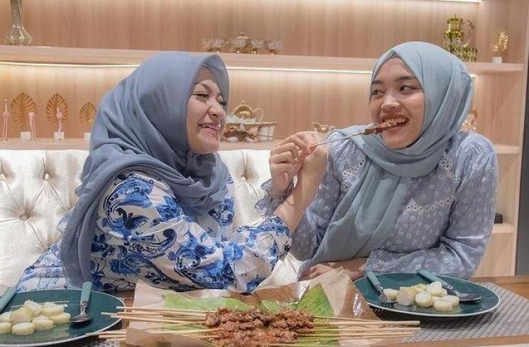 Momen Akur Putri Delina dan Nathalie Holscher. (Instagram/putridelinaa)