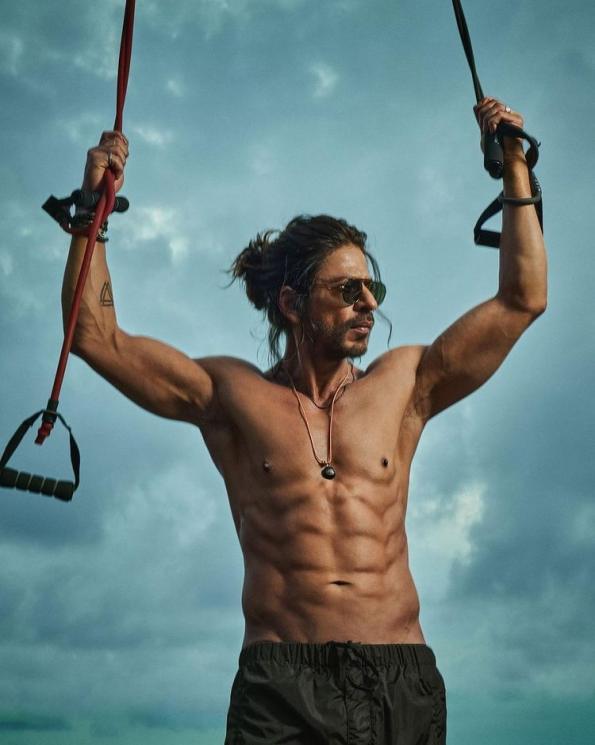 Potret Terkini Shah Rukh Khan dengan Perut Roti Sobek. (Instagram/iamsrk)