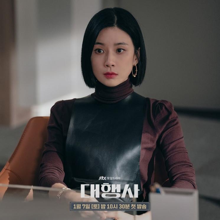 Pesona Lee Bo Young di Agency (Instagram/@jtbcdrama)
