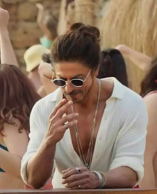 Potret Terkini Shah Rukh Khan dengan Perut Roti Sobek. (Instagram/shahed.mohamed.14473)