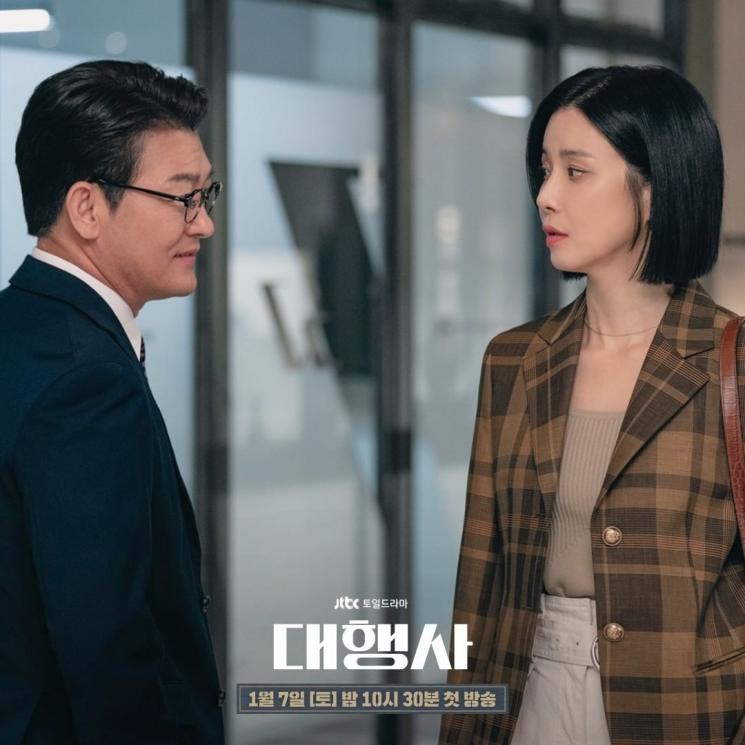 Pesona Lee Bo Young di Agency (Instagram/@jtbcdrama)