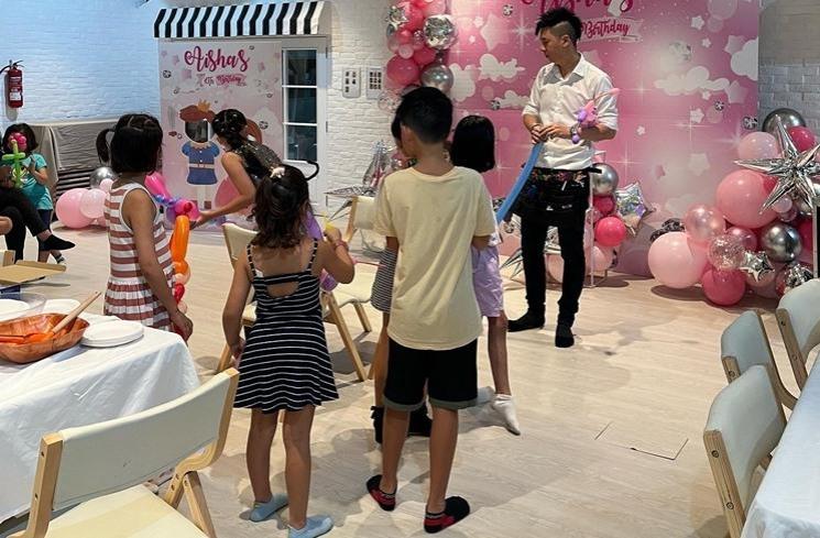 Potret ulang tahun Aisha anak Denada. (Instagram/@denadaindonesia)