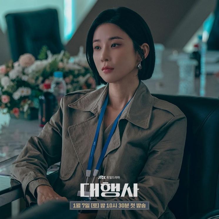 Pesona Lee Bo Young di Agency (Instagram/@jtbcdrama)