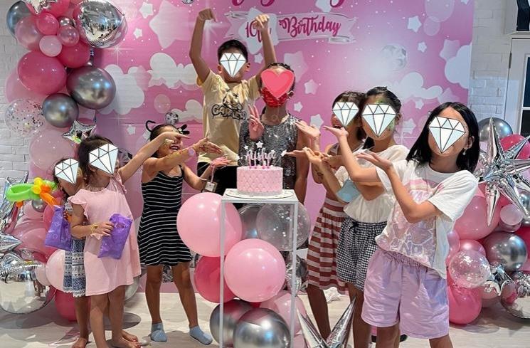 Potret ulang tahun Aisha anak Denada. (Instagram/@denadaindonesia)