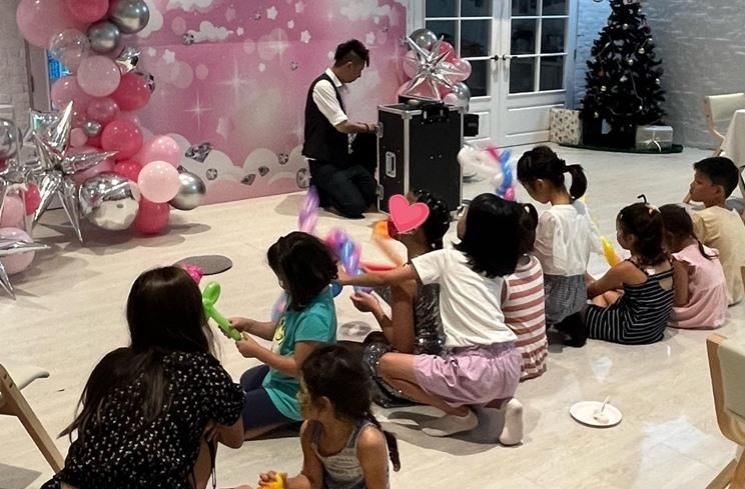 Potret ulang tahun Aisha anak Denada. (Instagram/@denadaindonesia)