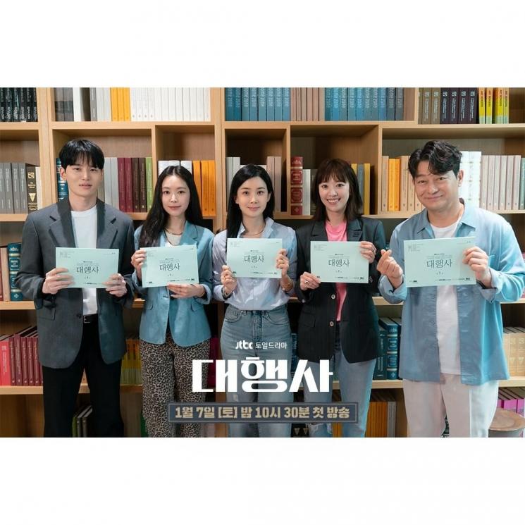 Pesona Lee Bo Young di Agency (Instagram/@jtbcdrama)