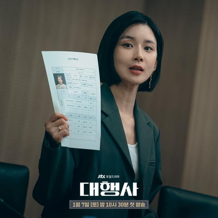 Pesona Lee Bo Young di Agency (Instagram/@jtbcdrama)