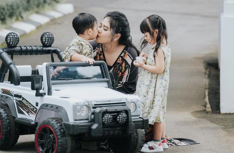 Gaya Kahiyang Ayu Momong Al Nahyan (instagram/@ayanggkahiyang)