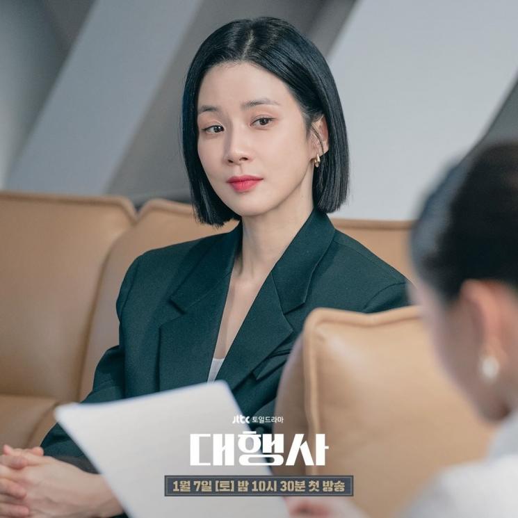 Pesona Lee Bo Young di Agency (Instagram/@jtbcdrama)