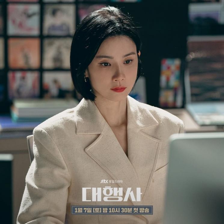 Pesona Lee Bo Young di Agency (Instagram/@jtbcdrama)