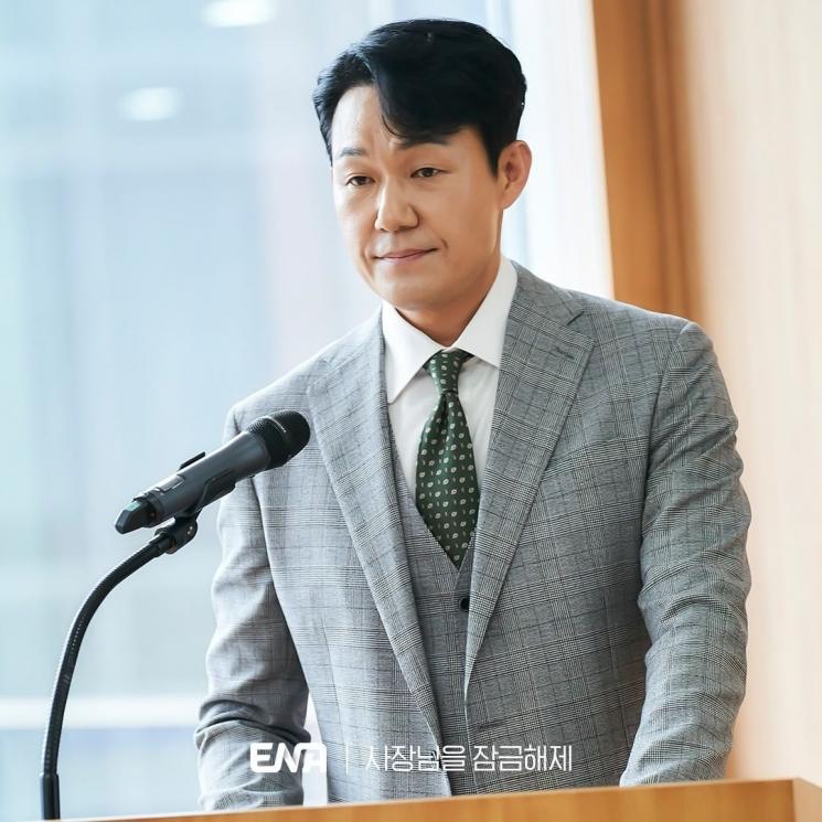 Potret Park Sung Woong di Unlock My Boss (Instagram/@channel.ena.d)