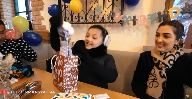 Potret ulang tahun Arsy Hermansyah di Jerman. (YouTube/The Hermansyah A6)