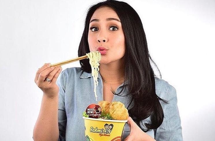 Bisnis artis yang bangkrut (Instagram/@bakmi.rn)