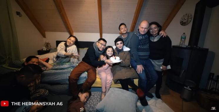 Potret ulang tahun Arsy Hermansyah di Jerman. (YouTube/The Hermansyah A6)