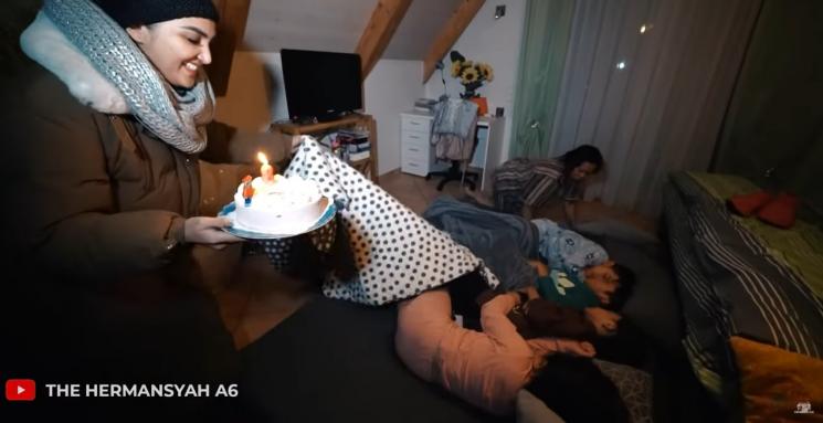 Potret ulang tahun Arsy Hermansyah di Jerman. (YouTube/The Hermansyah A6)