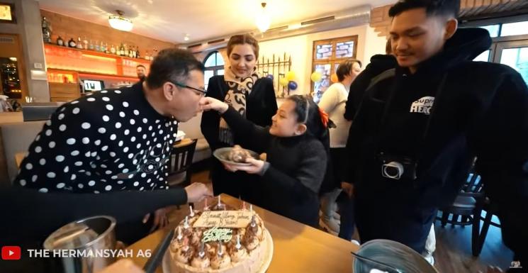 Potret ulang tahun Arsy Hermansyah di Jerman. (YouTube/The Hermansyah A6)