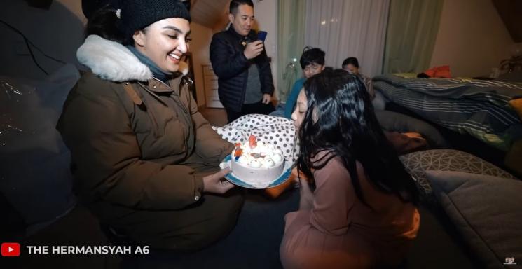 Potret ulang tahun Arsy Hermansyah di Jerman. (YouTube/The Hermansyah A6)