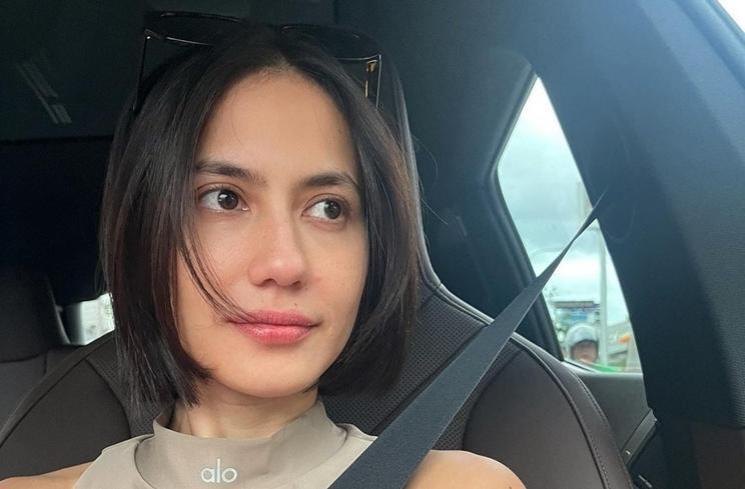 Potret Pevita Pearce Pamer Rambut Pendek (Instagram/pevpearce)