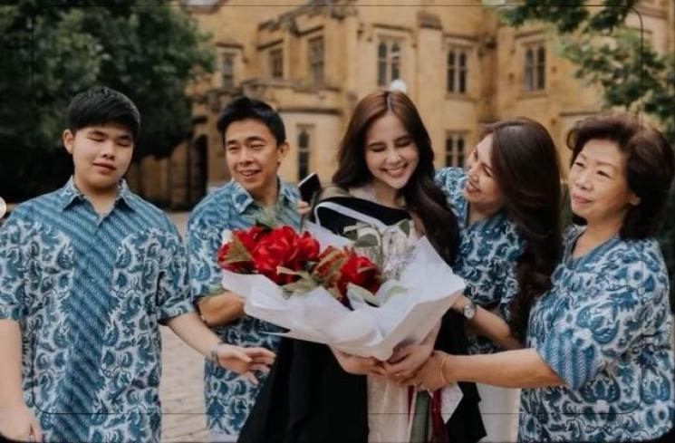 Momen Agatha Chelsea wisuda di Australia. (Instagram/@agatha_chelsea)