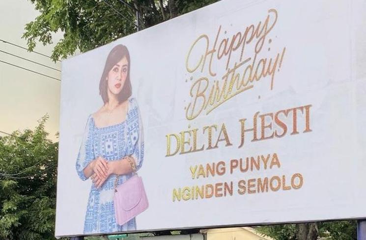 Artis yang Wajahnya Nongol di Baliho Raksasa (instagram/@deltahesti)