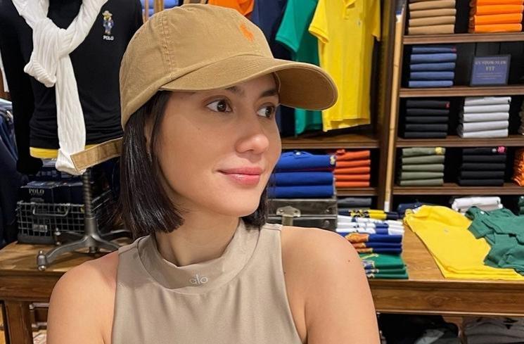 Potret Pevita Pearce Pamer Rambut Pendek (Instagram/pevpearce)
