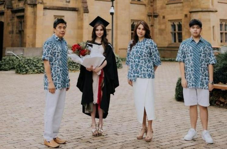 Momen Agatha Chelsea wisuda di Australia. (Instagram/@agatha_chelsea)