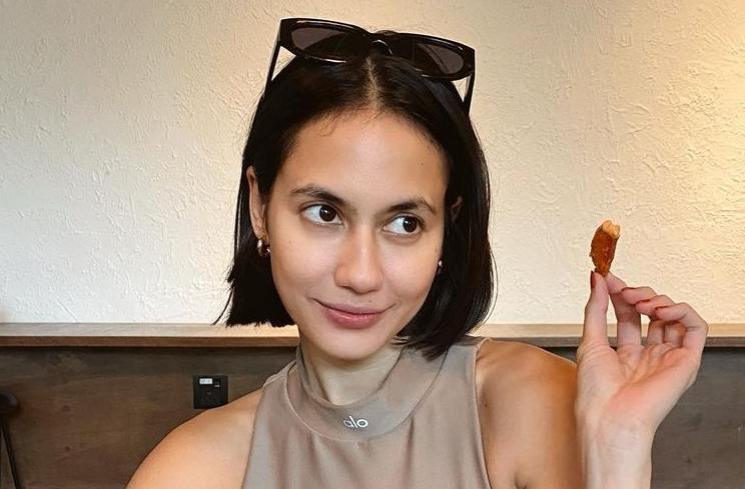 Potret Pevita Pearce Pamer Rambut Pendek (Instagram/pevpearce)