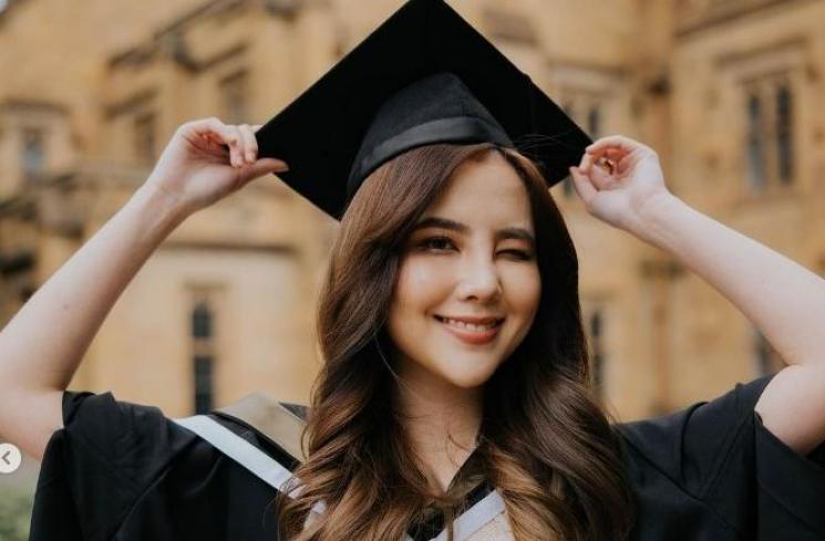 Momen Agatha Chelsea wisuda di Australia. (Instagram/agatha_chelsea)