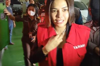 Buk! Nikita Mirzani Kalap, Jotos Mic di Ruang Sidang