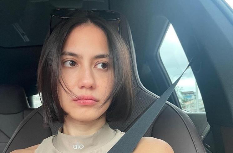 Potret Pevita Pearce Pamer Rambut Pendek (Instagram/pevpearce)