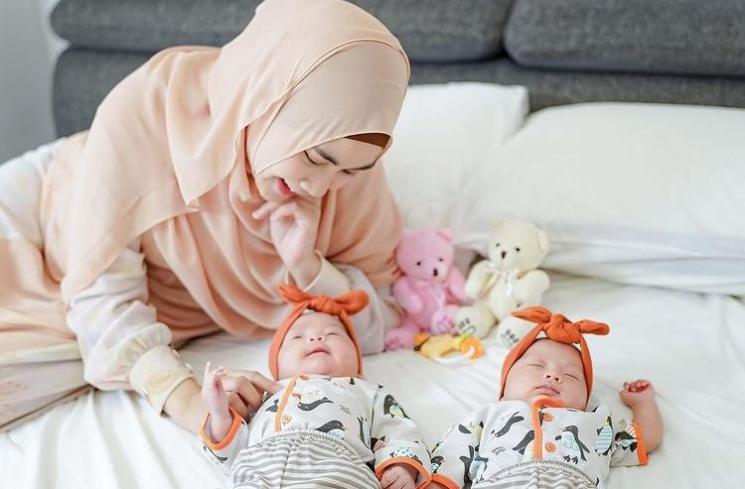 Potret Putri Anisa Rahma Pakai Baju Kembar. (Instagram/almaalsha.twins)
